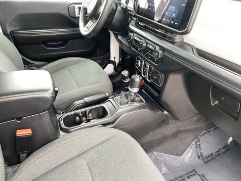 Used 2024 Jeep Wrangler Unlimited Sahara AWD/4WD image 9
