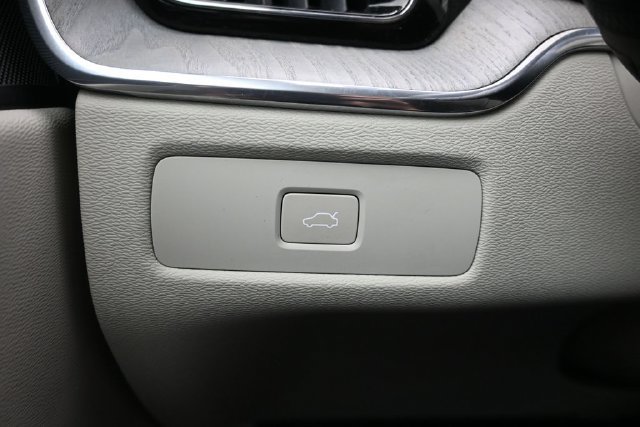 Used 2024 Volvo XC60 B5 Plus w/ Protection Package Premier AWD/4WD image 27
