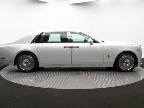 Used 2024 Rolls-Royce Phantom Extended Wheelbase w/ Leather Finishing Pack image 39