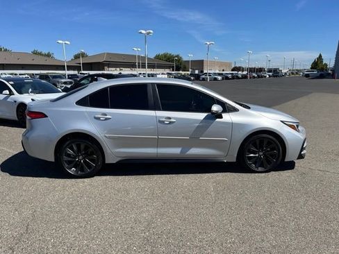 Used 2025 Toyota Corolla SE FWD image 3