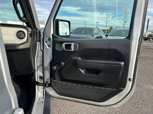 Used 2024 Jeep Gladiator Sport AWD/4WD image 18