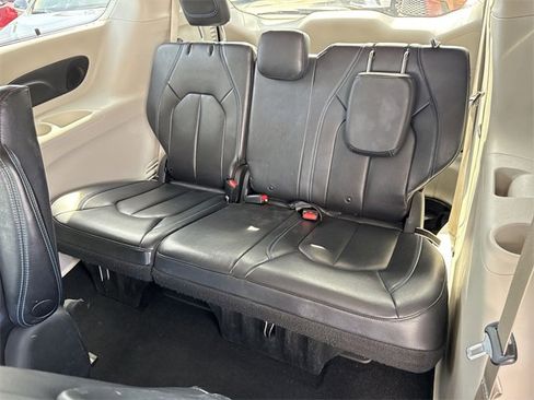Used 2021 Chrysler Pacifica Touring-L image 23