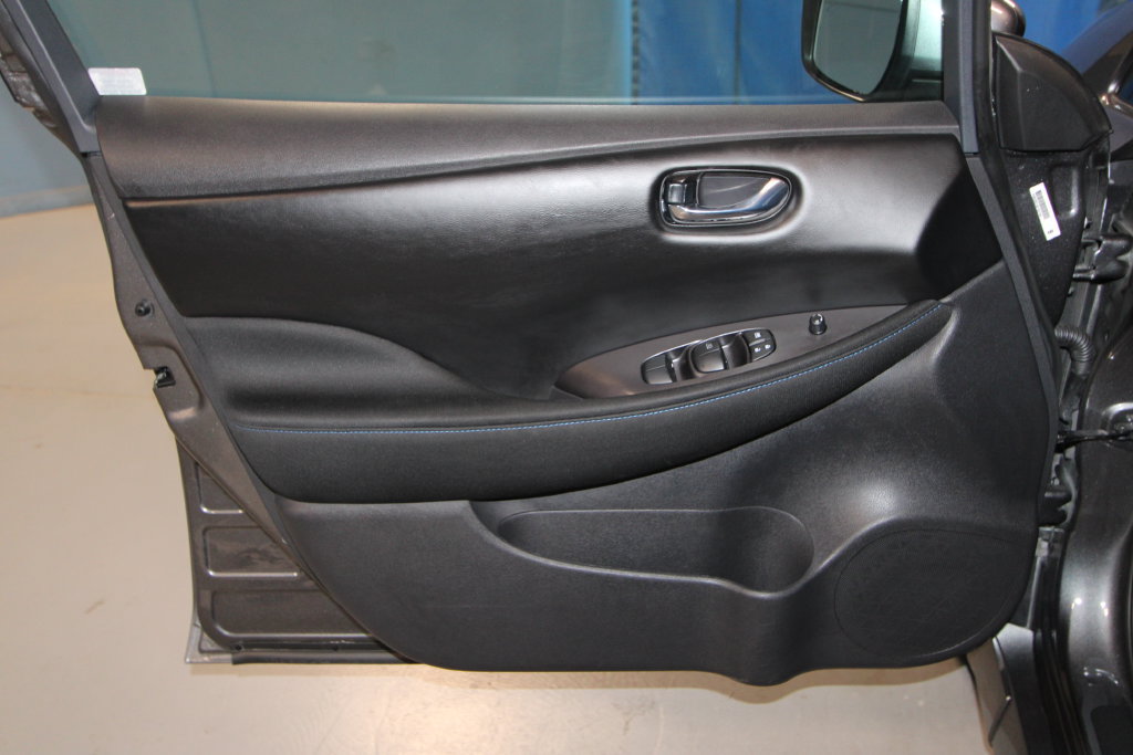 Used 2025 Nissan Leaf S FWD image 5