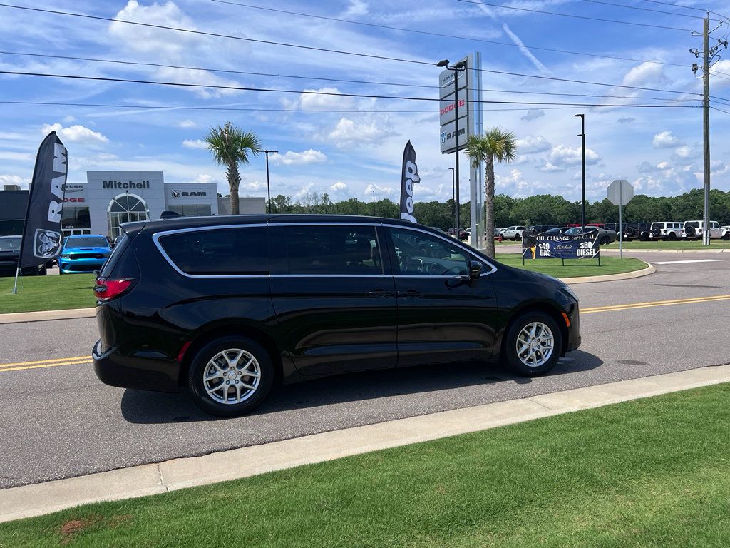 New 2027 Chrysler Pacifica Select w/ Family Tech Group FWD image 2