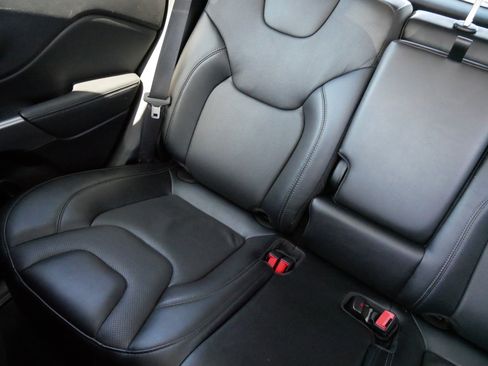Used 2022 Jeep Cherokee Limited AWD/4WD image 12