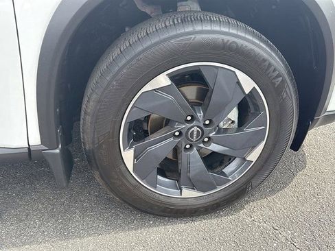 Used 2024 Nissan Rogue SV w/ SV Premium Package image 11