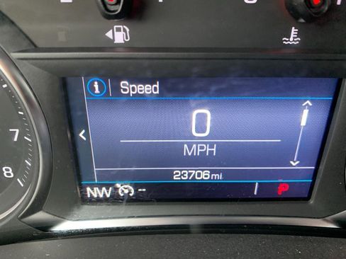 Used 2024 GMC Terrain SLE image 2