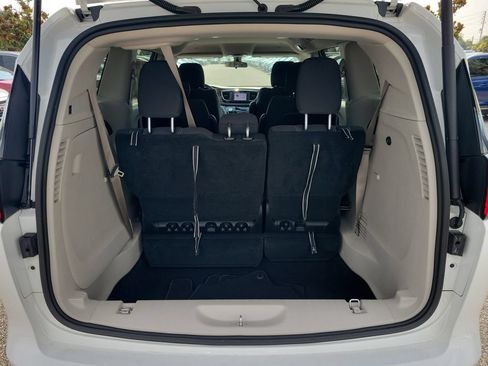 Used 2022 Chrysler Voyager LX FWD image 7