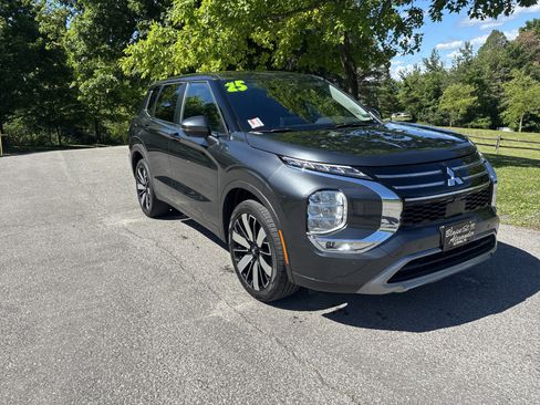 Used 2025 Mitsubishi Outlander SE AWD/4WD image 1