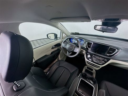 Used 2024 Chrysler Pacifica Touring-L image 9