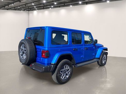 Used 2025 Jeep Wrangler Unlimited Sahara AWD/4WD image 7