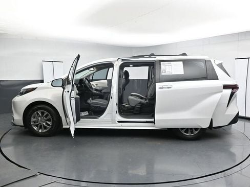 Used 2024 Toyota Sienna XLE FWD image 38
