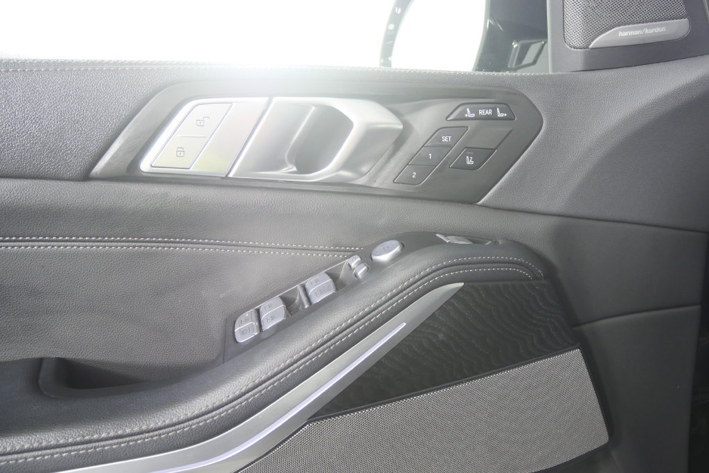 Used 2022 BMW X7 M50i AWD/4WD image 9