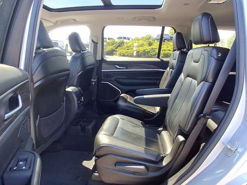 Used 2022 Jeep Grand Cherokee L Limited w/ Black Appearance Package AWD/4WD image 20