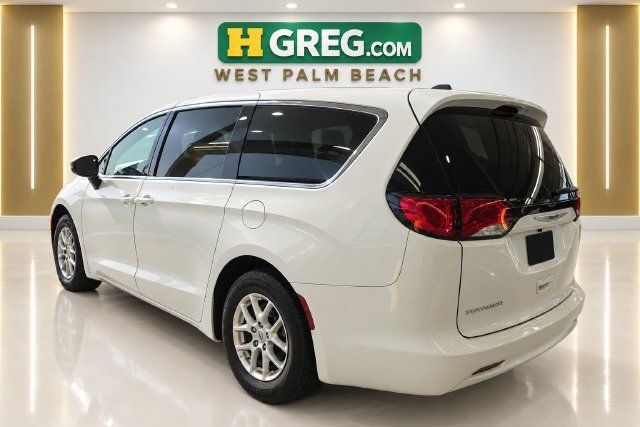 Used 2022 Chrysler Voyager LX FWD image 2