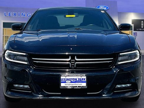 Used 2017 Dodge Charger SXT RWD image 2