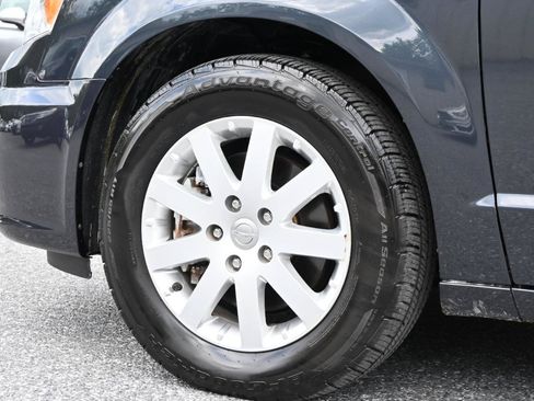 Used 2014 Chrysler Town & Country Touring FWD image 16