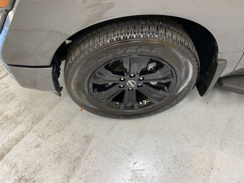 Used 2024 Nissan Titan SV w/ SV Convenience Package image 11