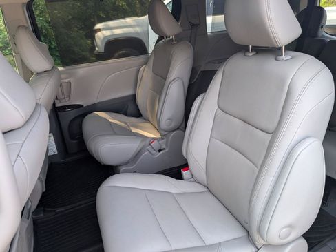 Used 2020 Toyota Sienna XLE Premium AWD/4WD image 19