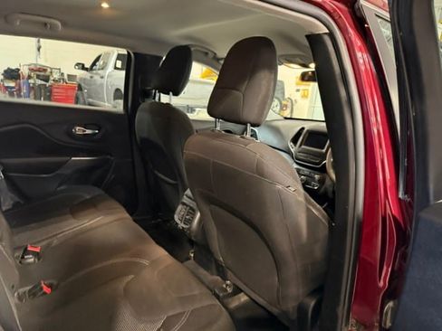 Used 2019 Jeep Cherokee Latitude w/ Popular Appearance Group AWD/4WD image 15