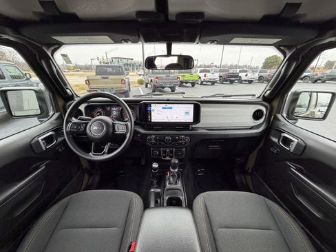 Used 2025 Jeep Gladiator Sport image 14