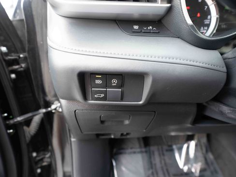 Used 2023 Toyota Highlander XLE AWD/4WD image 11