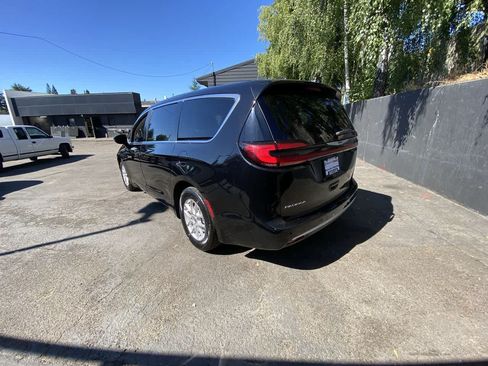 Used 2024 Chrysler Pacifica Touring-L FWD image 4
