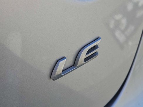 Used 2021 Toyota Corolla LE image 12