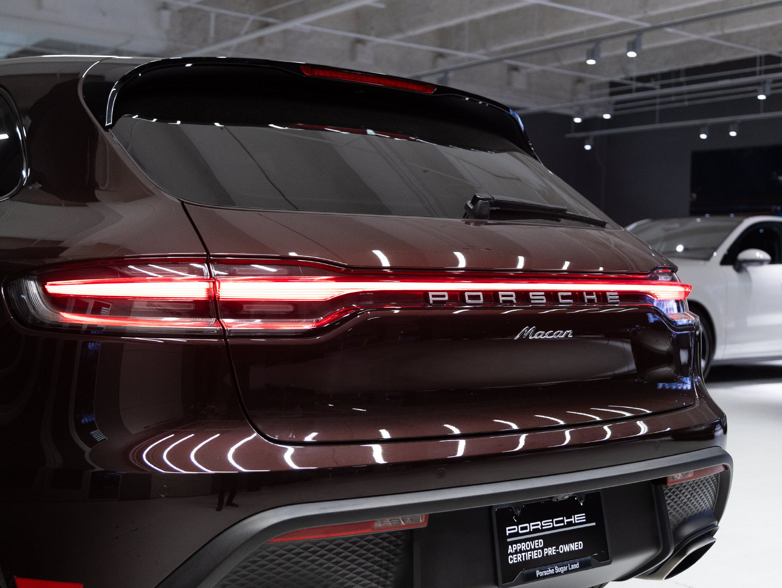 Certified 2024 Porsche Macan AWD/4WD image 32