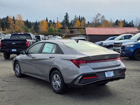 Certified 2025 Hyundai Elantra SE FWD image 5