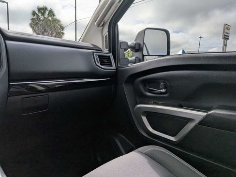 Used 2022 Nissan Titan SV w/ SV Convenience Package AWD/4WD image 14