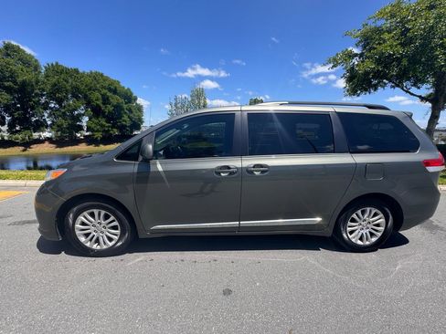 Used 2014 Toyota Sienna XLE image 8