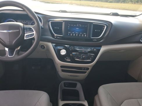 Used 2019 Chrysler Pacifica LX image 10