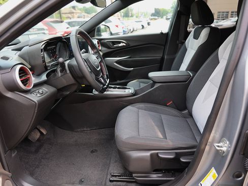Used 2025 Chevrolet Trax RS FWD image 17