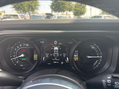 Used 2025 Jeep Wrangler Unlimited Sahara w/ Safety Group AWD/4WD image 21