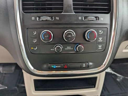 Used 2019 Dodge Grand Caravan SE w/ UConnect Hands-Free Group image 15