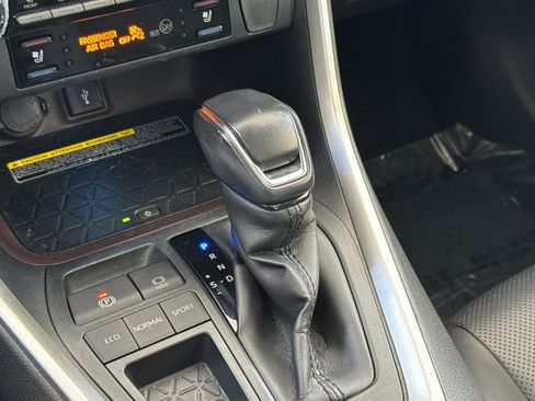 Used 2020 Toyota RAV4 Limited FWD image 29