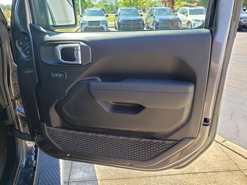 Used 2025 Jeep Gladiator Sport image 17