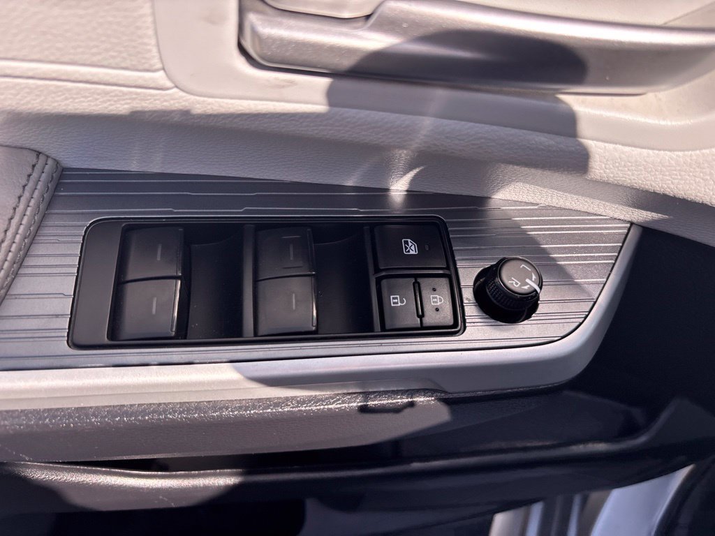 Used 2025 Toyota Sienna XLE FWD image 19