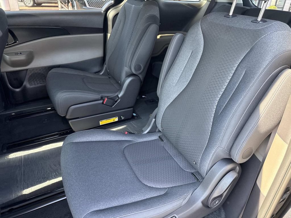 New 2027 Kia Carnival LX FWD image 7