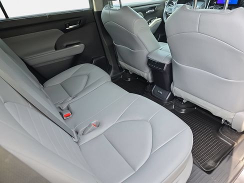 Used 2023 Toyota Highlander XLE FWD image 11