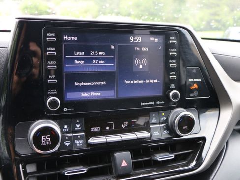 Used 2022 Toyota Highlander LE FWD image 21