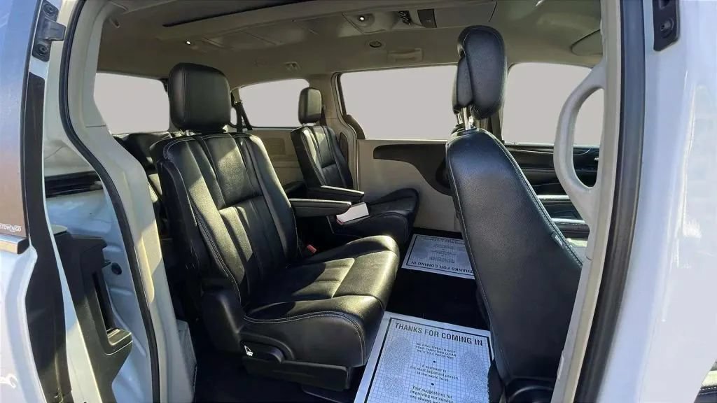 Used 2014 Chrysler Town & Country Touring FWD image 15