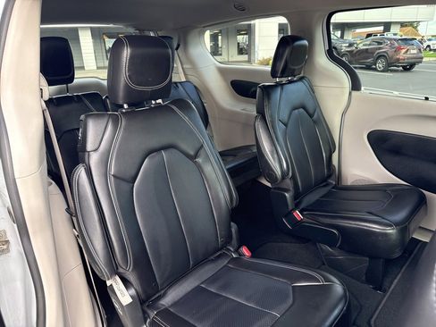 Used 2024 Chrysler Pacifica Touring-L image 14