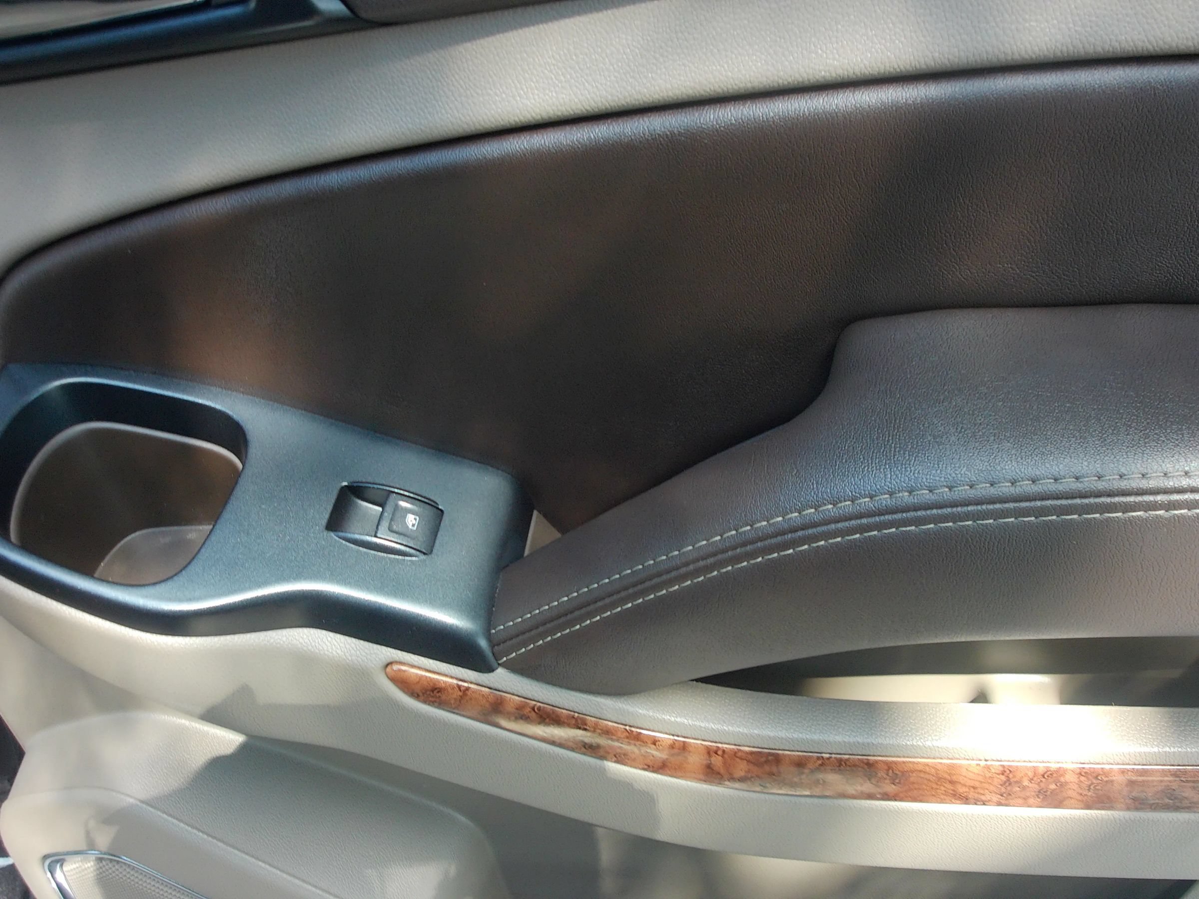 Used 2015 Chevrolet Suburban LTZ RWD image 46