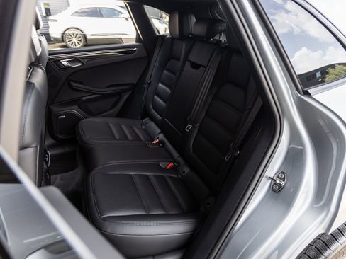 Certified 2025 Porsche Macan image 35