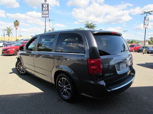 Used 2017 Dodge Grand Caravan SXT FWD image 5