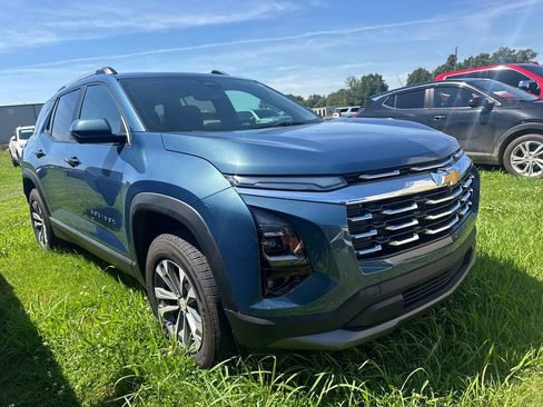 Used 2025 Chevrolet Equinox LT w/ Convenience Package II FWD image 2