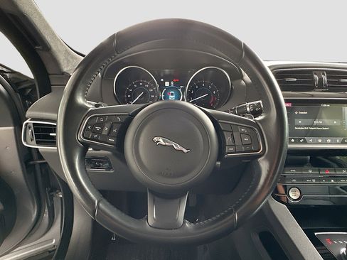 Used 2020 Jaguar F-PACE Premium image 11