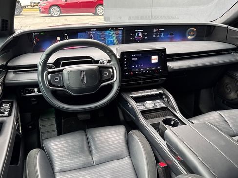 Used 2025 Lincoln Nautilus Reserve image 3